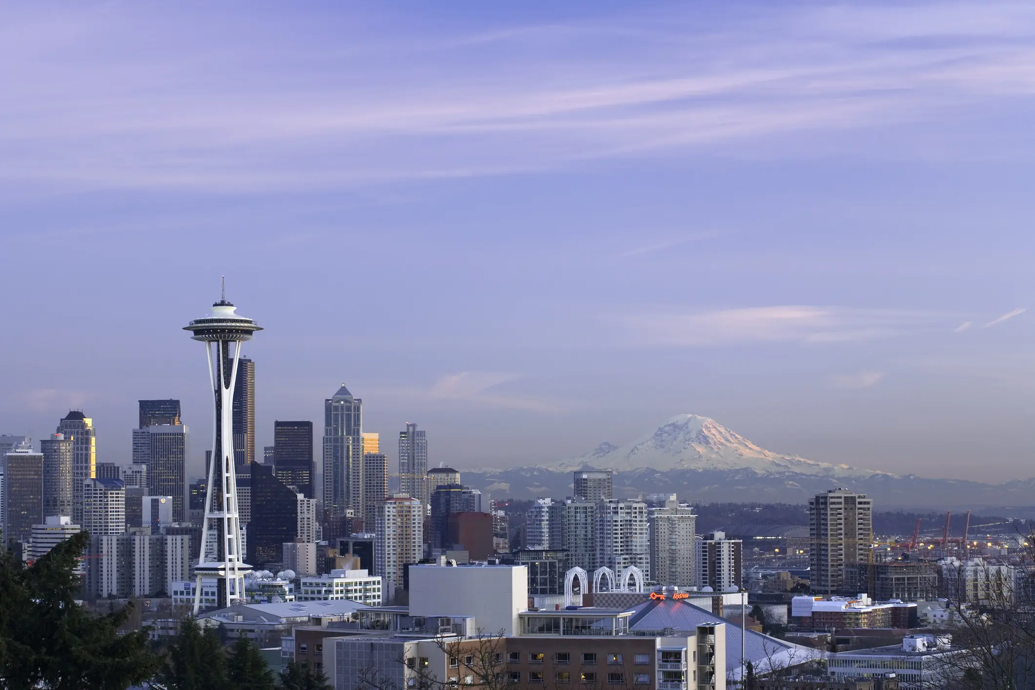 USA, Washington State, Seattle skyline and Mount Rainier